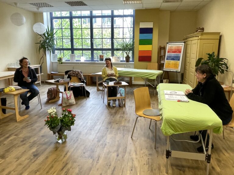 Lockere Runde bei Gastdozentin Kyra Gaasbeek im Blueprint-Seminar.